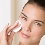 10 Tips Membersihkan Makeup di Area Dagu dengan Benar