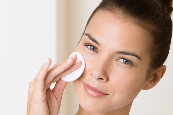 10 Tips Membersihkan Makeup di Area Dagu dengan Benar 10 Tips Membersihkan Makeup di Area Dagu dengan Benar