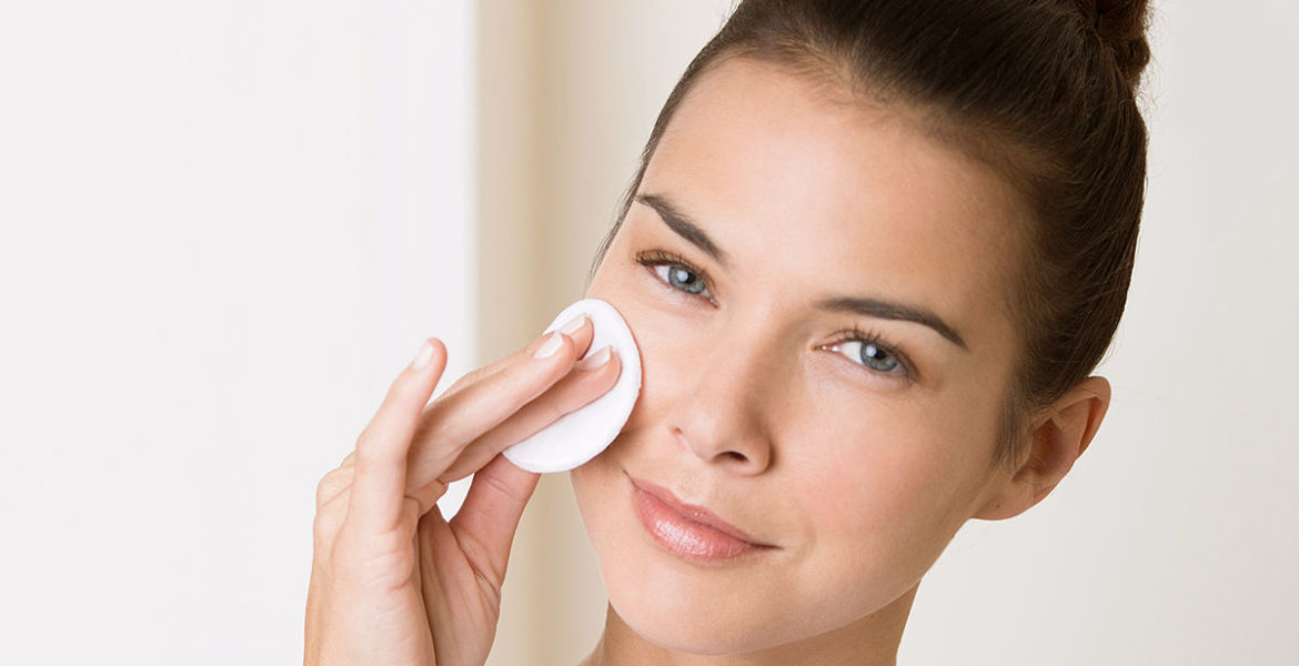 10 Tips Membersihkan Makeup di Area Dagu dengan Benar