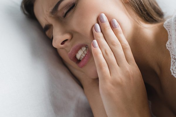 5 Cara Mencegah Sakit Gigi Kambuh Saat Malam Hari