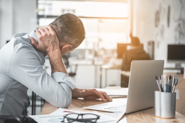 10 Gerakan Leher Anti-Kaku Buat yang Sering di Depan Laptop