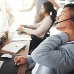 5 Tips Aman Pakai Headset Biar Leher Gak Ketarik