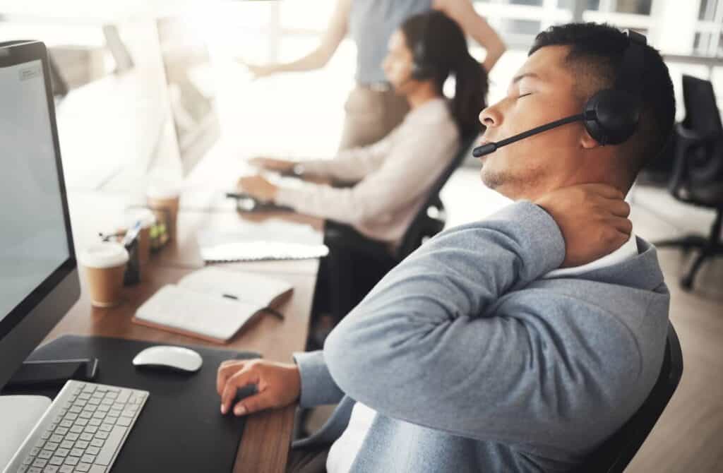 5 Tips Aman Pakai Headset Biar Leher Gak Ketarik
