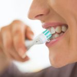 7 Tips Menyikat Gigi yang Aman untuk Sendi Rahang