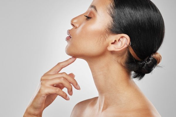 7 Cara Memperbaiki Postur Kepala agar Dagu Tidak Tertekan