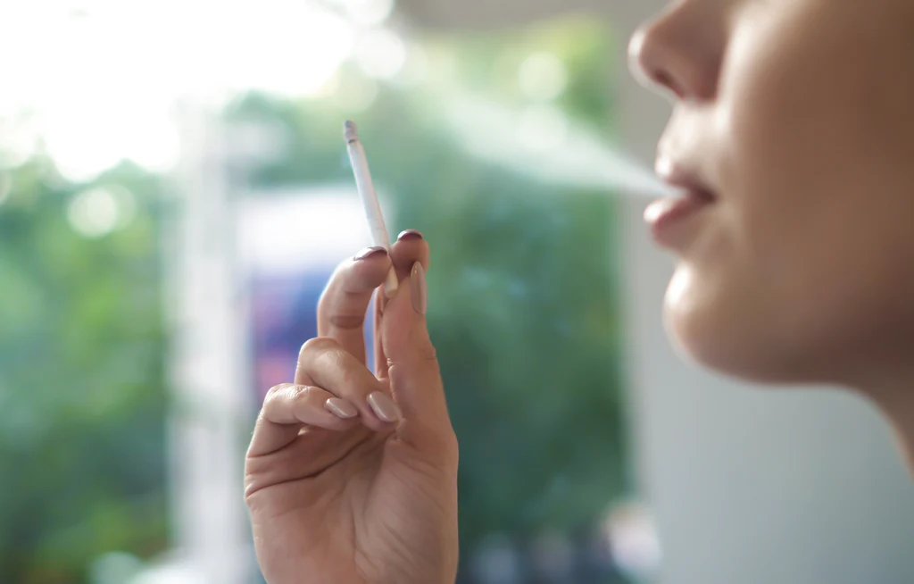7 Cara Menjaga Kesehatan Bibir untuk Perokok Aktif